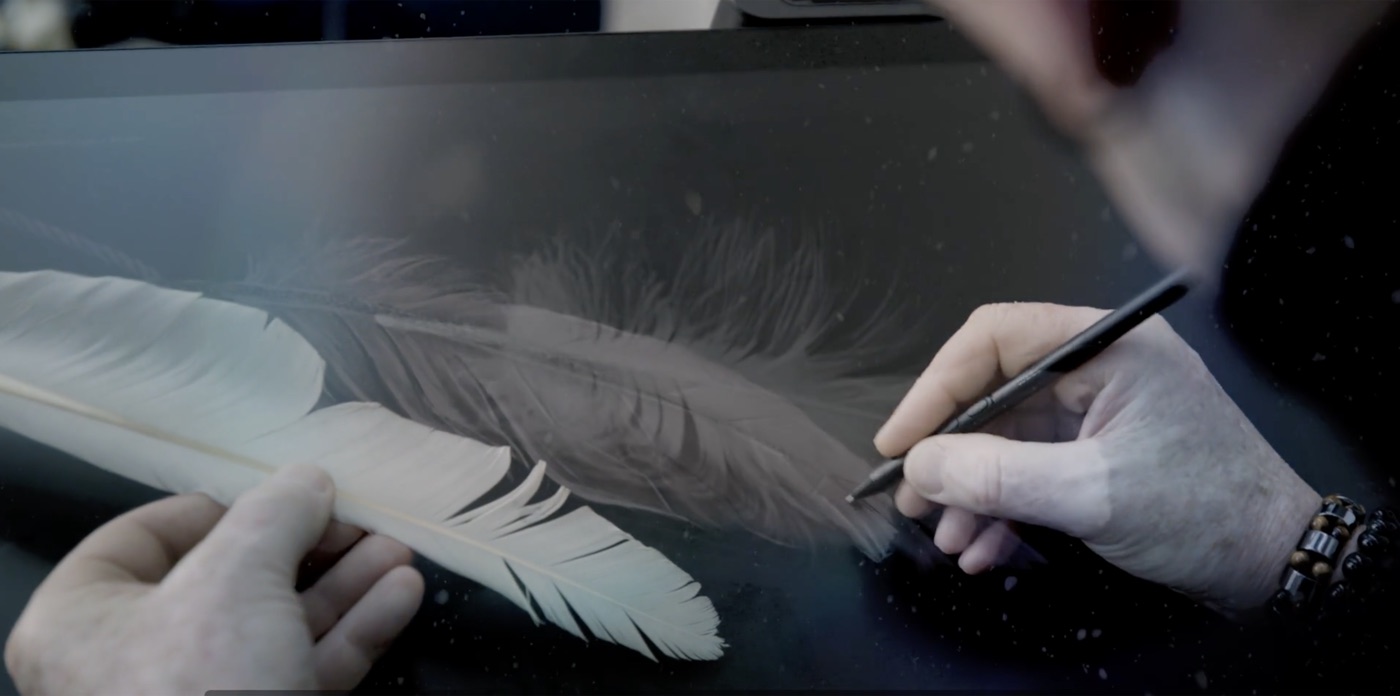 Eine Federzeichnung entsteht im Film zur SCS Annual Edition Feather Ornament.