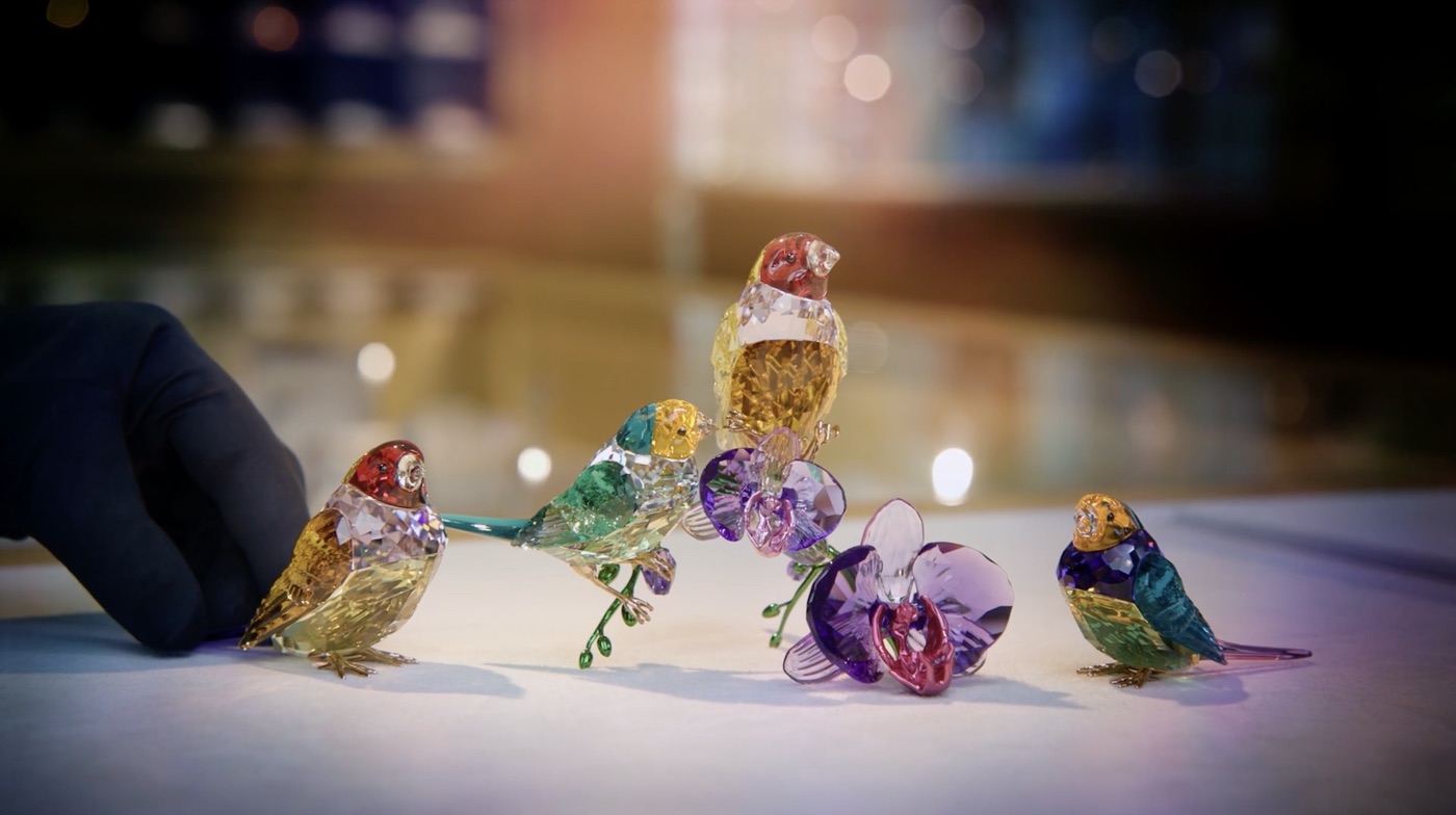 Farbige Kristallvögel und Blüten der Swarovski SCS Idyllia Collection.